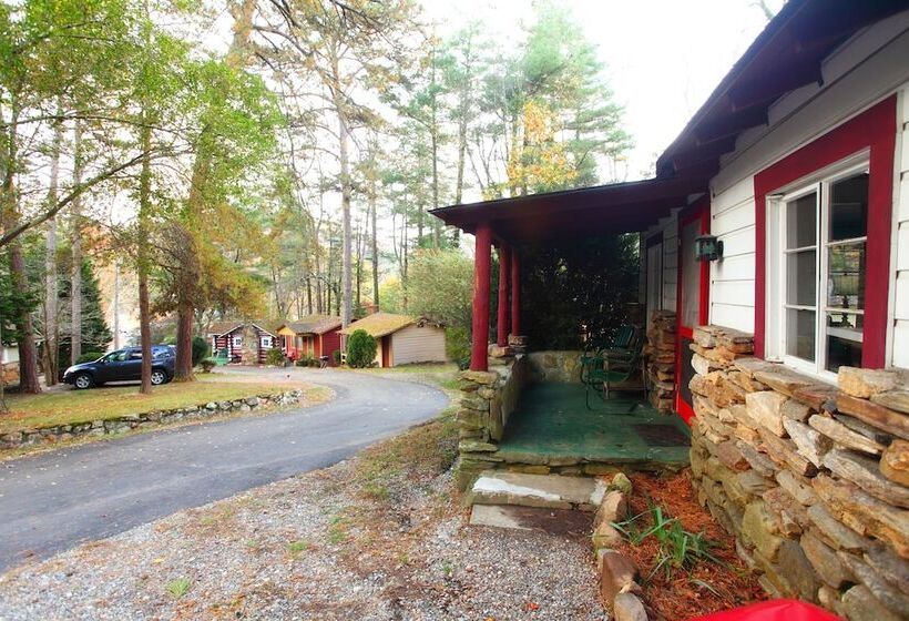 ホテル The Pines Cottages