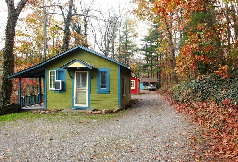 ホテル The Pines Cottages