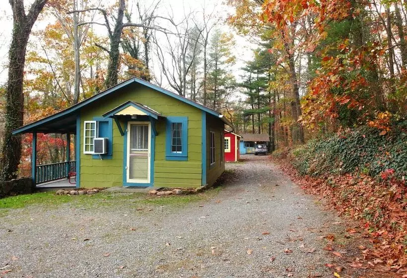 ホテル The Pines Cottages