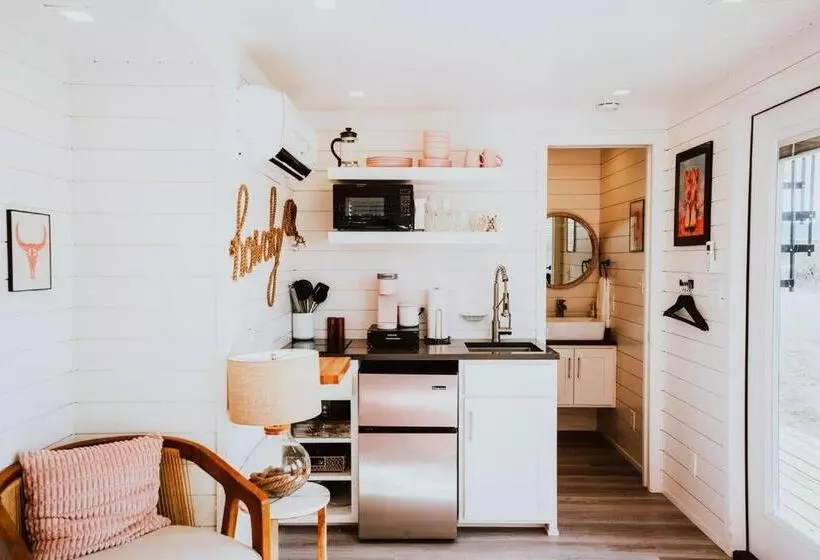 Retkeilymaja New Cowgirl Shipping Container Home