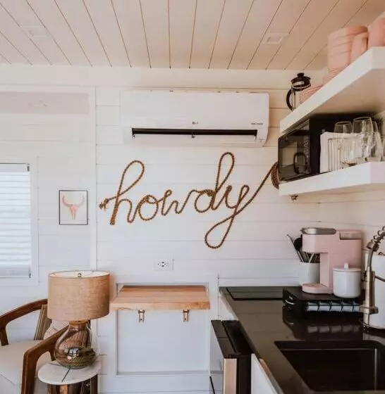 Retkeilymaja New Cowgirl Shipping Container Home