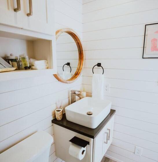 هاستل New Cowgirl Shipping Container Home