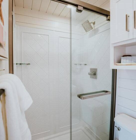 هاستل New Cowgirl Shipping Container Home