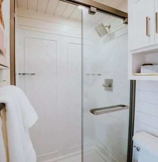 Retkeilymaja New Cowgirl Shipping Container Home