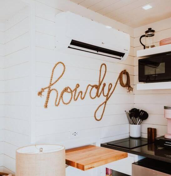 هاستل New Cowgirl Shipping Container Home