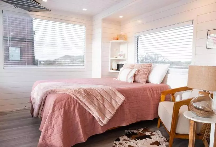 Retkeilymaja New Cowgirl Shipping Container Home