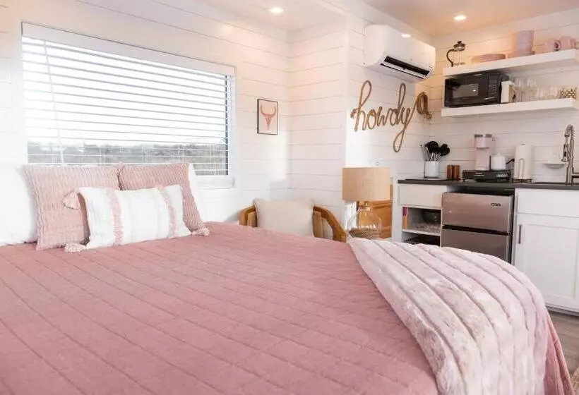 Retkeilymaja New Cowgirl Shipping Container Home