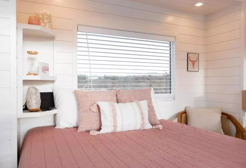 Retkeilymaja New Cowgirl Shipping Container Home