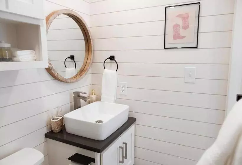 Retkeilymaja New Cowgirl Shipping Container Home