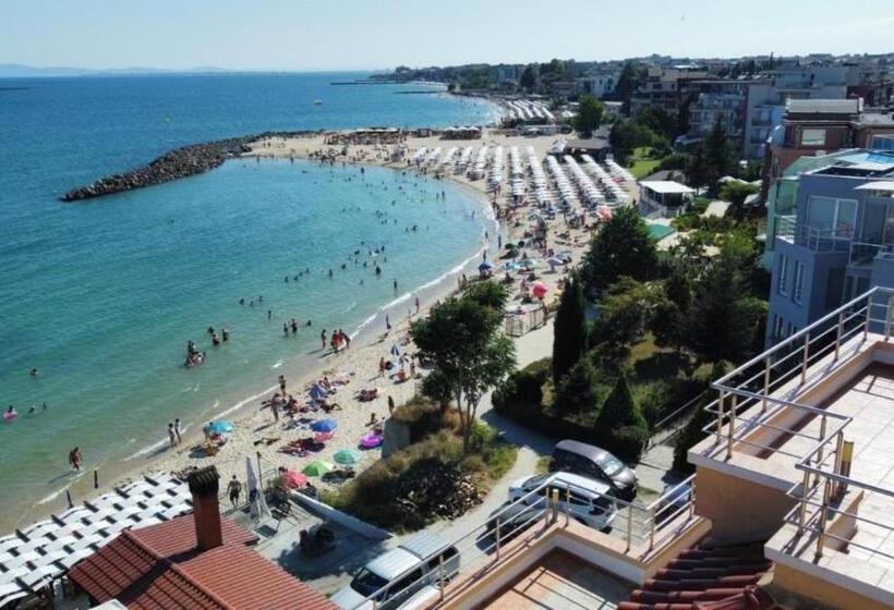 Отель Elizabeth Beach Apartments