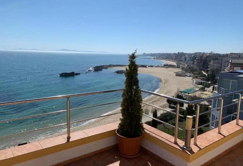 Отель Elizabeth Beach Apartments