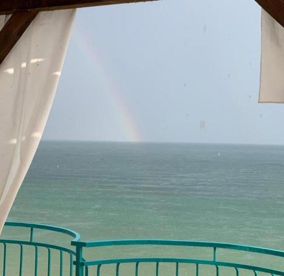 Отель Elizabeth Beach Apartments