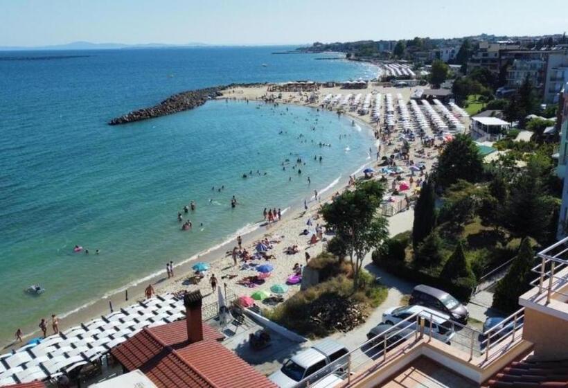 Отель Elizabeth Beach Apartments