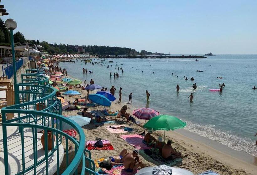 Отель Elizabeth Beach Apartments