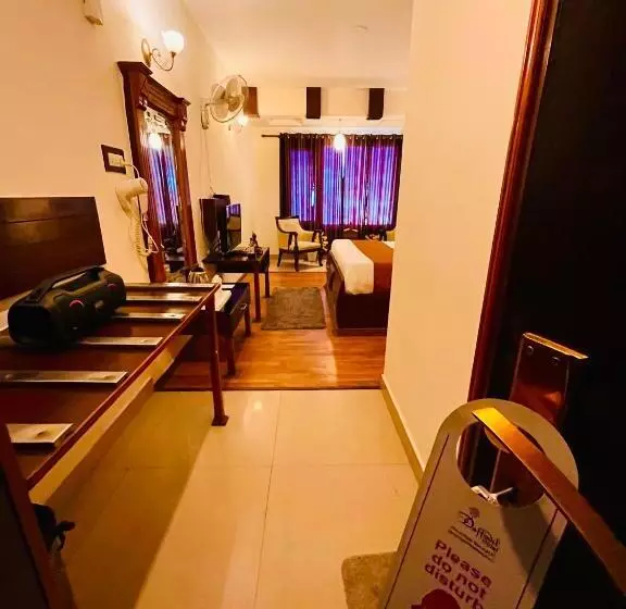 ホテル The North Wind In City Center, Manali