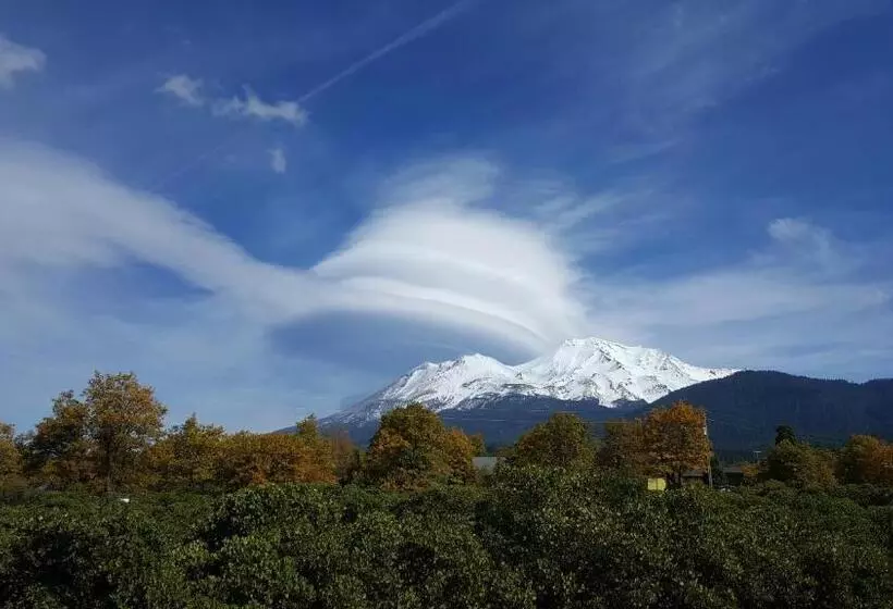 ペンション Angel Cottage With A Sauna Or The Cozy With A Jacuzzi Tub, Both Are Studios With A View Of Mount Sha