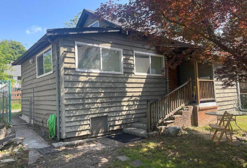 پانسیون Downtown N. Vancouver Lane Home
