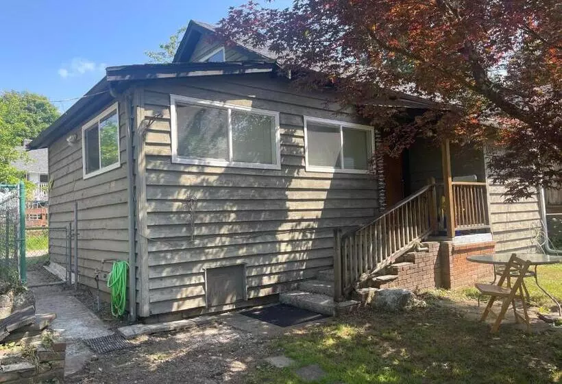 پانسیون Downtown N. Vancouver Lane Home