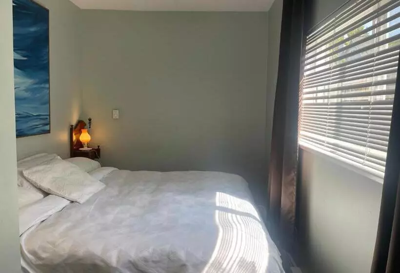 پانسیون Downtown N. Vancouver Lane Home