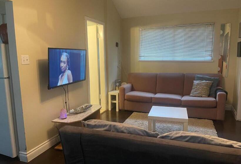 پانسیون Downtown N. Vancouver Lane Home