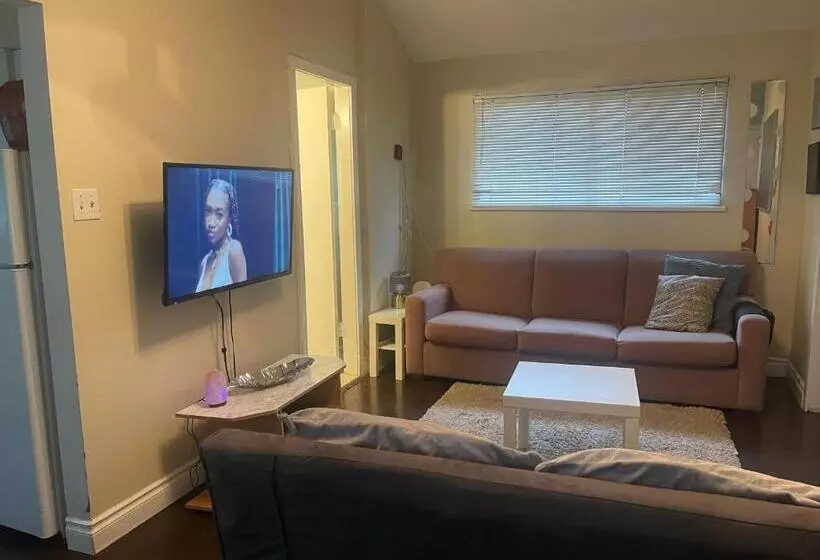پانسیون Downtown N. Vancouver Lane Home