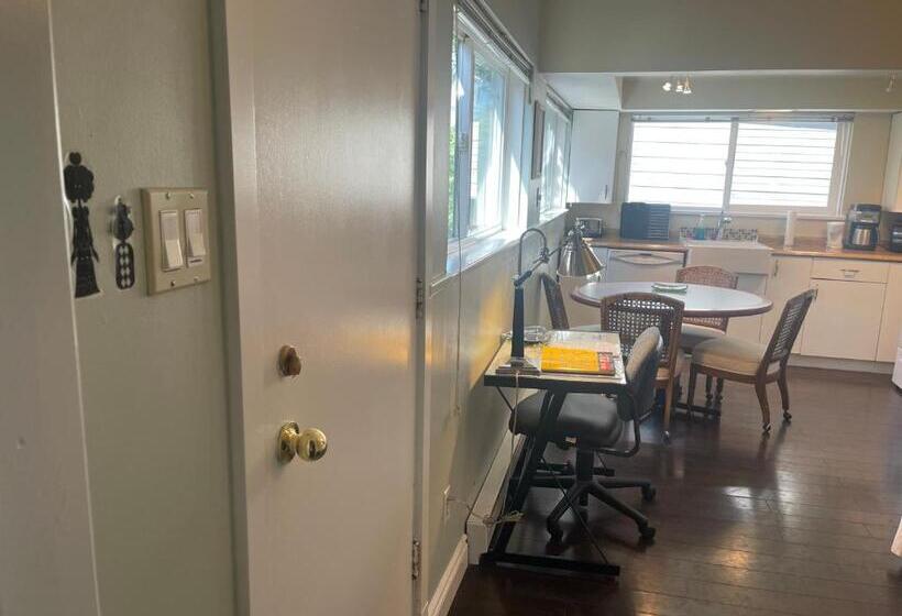 پانسیون Downtown N. Vancouver Lane Home