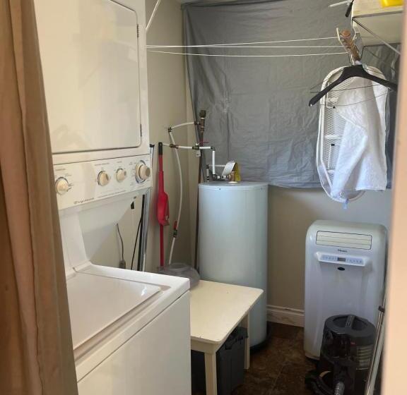 پانسیون Downtown N. Vancouver Lane Home