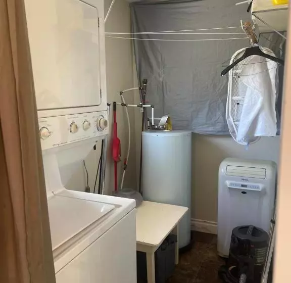 پانسیون Downtown N. Vancouver Lane Home