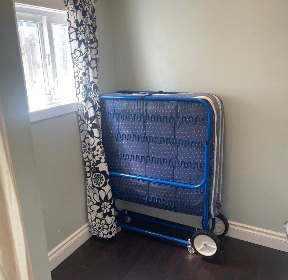 پانسیون Downtown N. Vancouver Lane Home