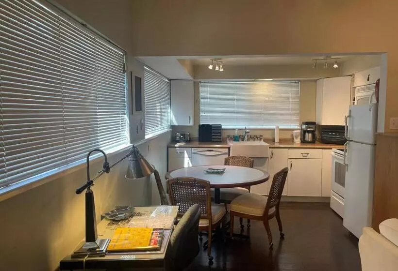پانسیون Downtown N. Vancouver Lane Home