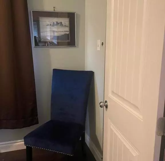 پانسیون Downtown N. Vancouver Lane Home