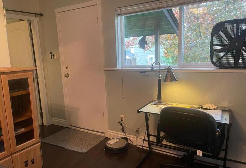 پانسیون Downtown N. Vancouver Lane Home
