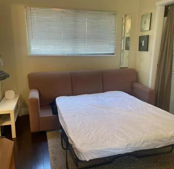 پانسیون Downtown N. Vancouver Lane Home
