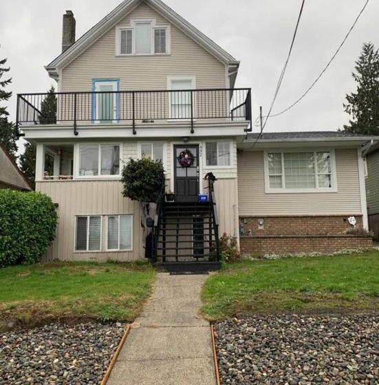 پانسیون Downtown N. Vancouver Lane Home