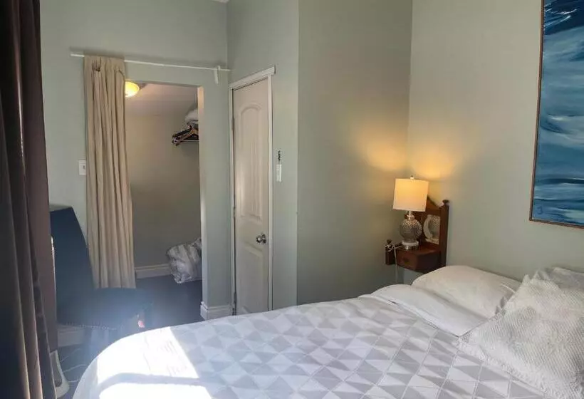 پانسیون Downtown N. Vancouver Lane Home