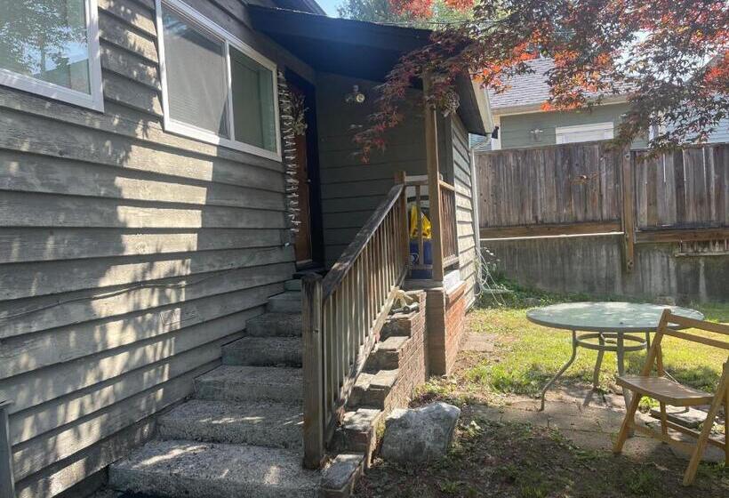 پانسیون Downtown N. Vancouver Lane Home