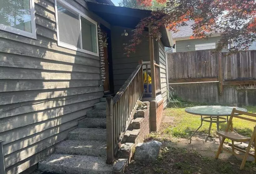پانسیون Downtown N. Vancouver Lane Home