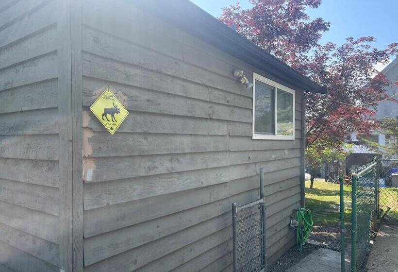 پانسیون Downtown N. Vancouver Lane Home