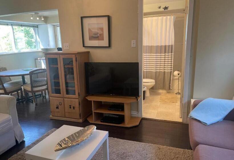 پانسیون Downtown N. Vancouver Lane Home