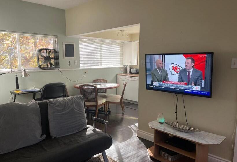 پانسیون Downtown N. Vancouver Lane Home