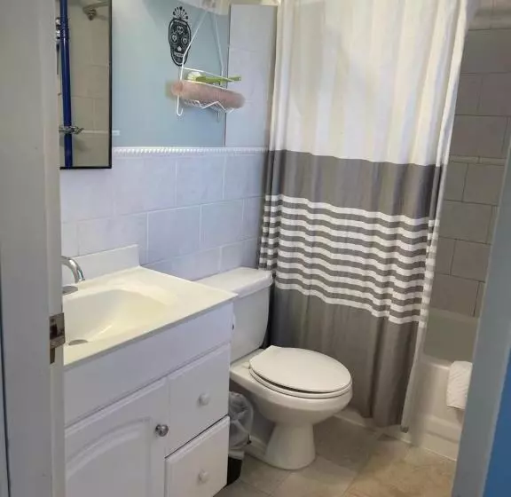 پانسیون Downtown N. Vancouver Lane Home
