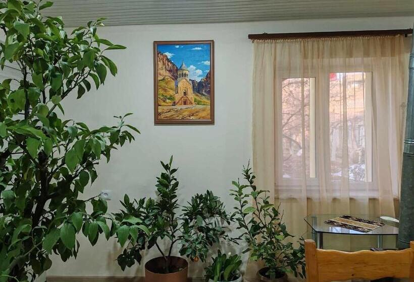 پانسیون Sun House