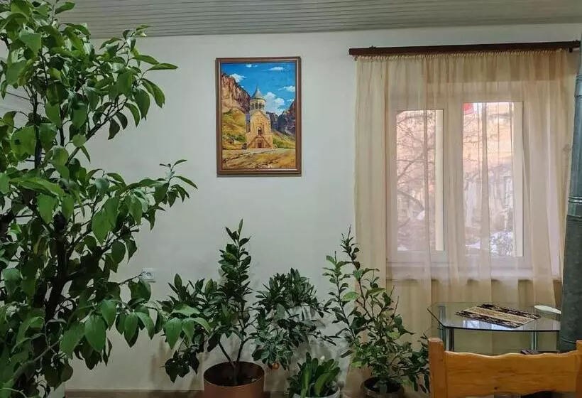پانسیون Sun House