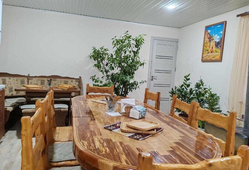 پانسیون Sun House