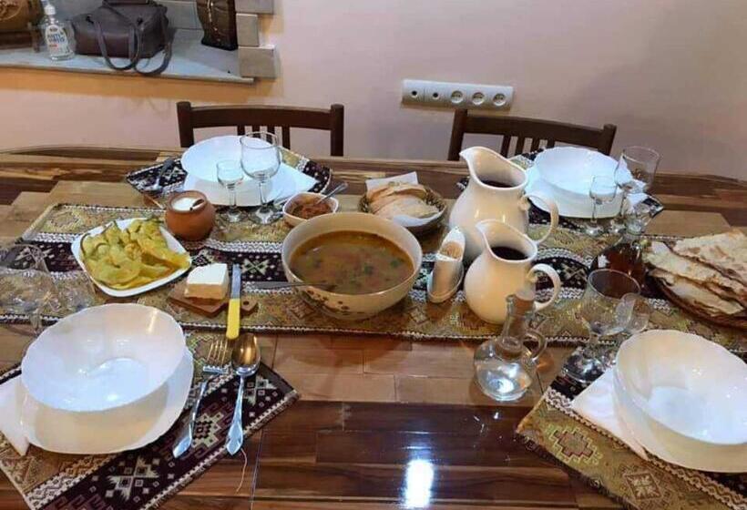 پانسیون Sun House