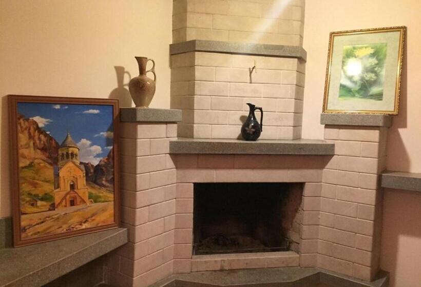 پانسیون Sun House