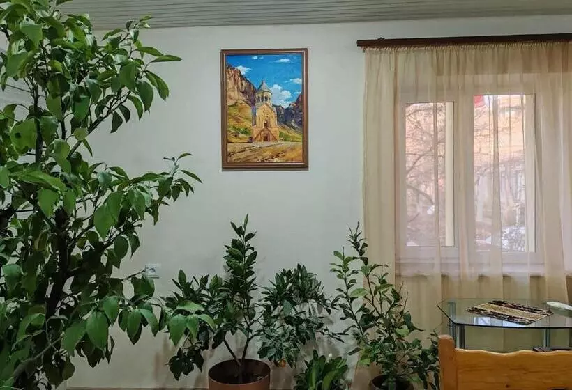 پانسیون Sun House