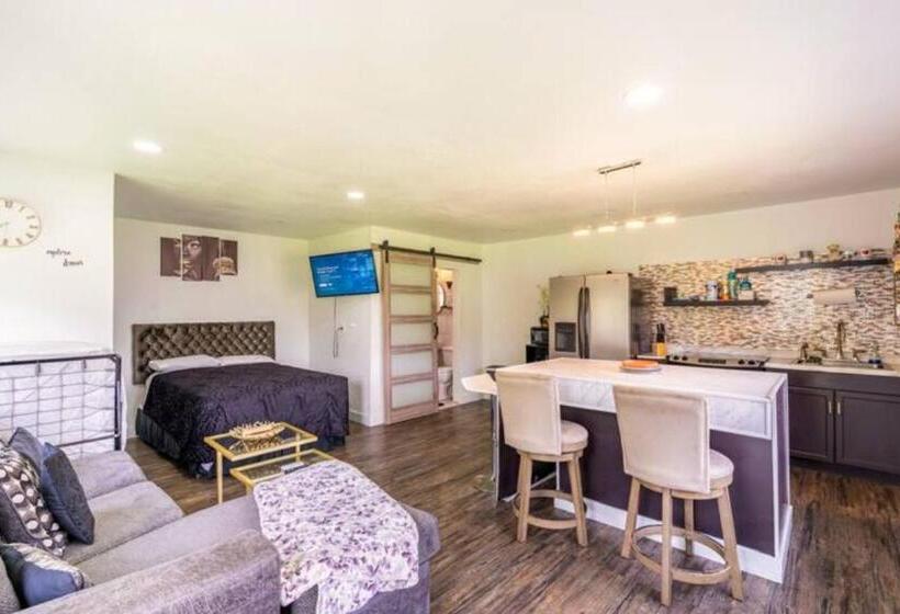 ペンション Modern Comfort: Studio Retreat