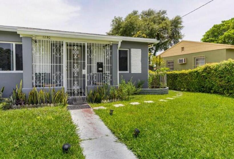 ペンション Modern Comfort: Studio Retreat