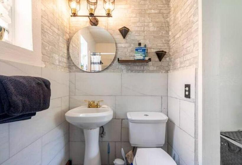 ペンション Modern Comfort: Studio Retreat